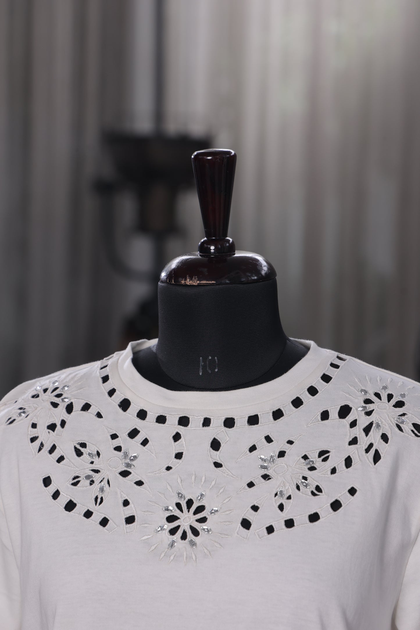 Cutwork Elegancia Tee